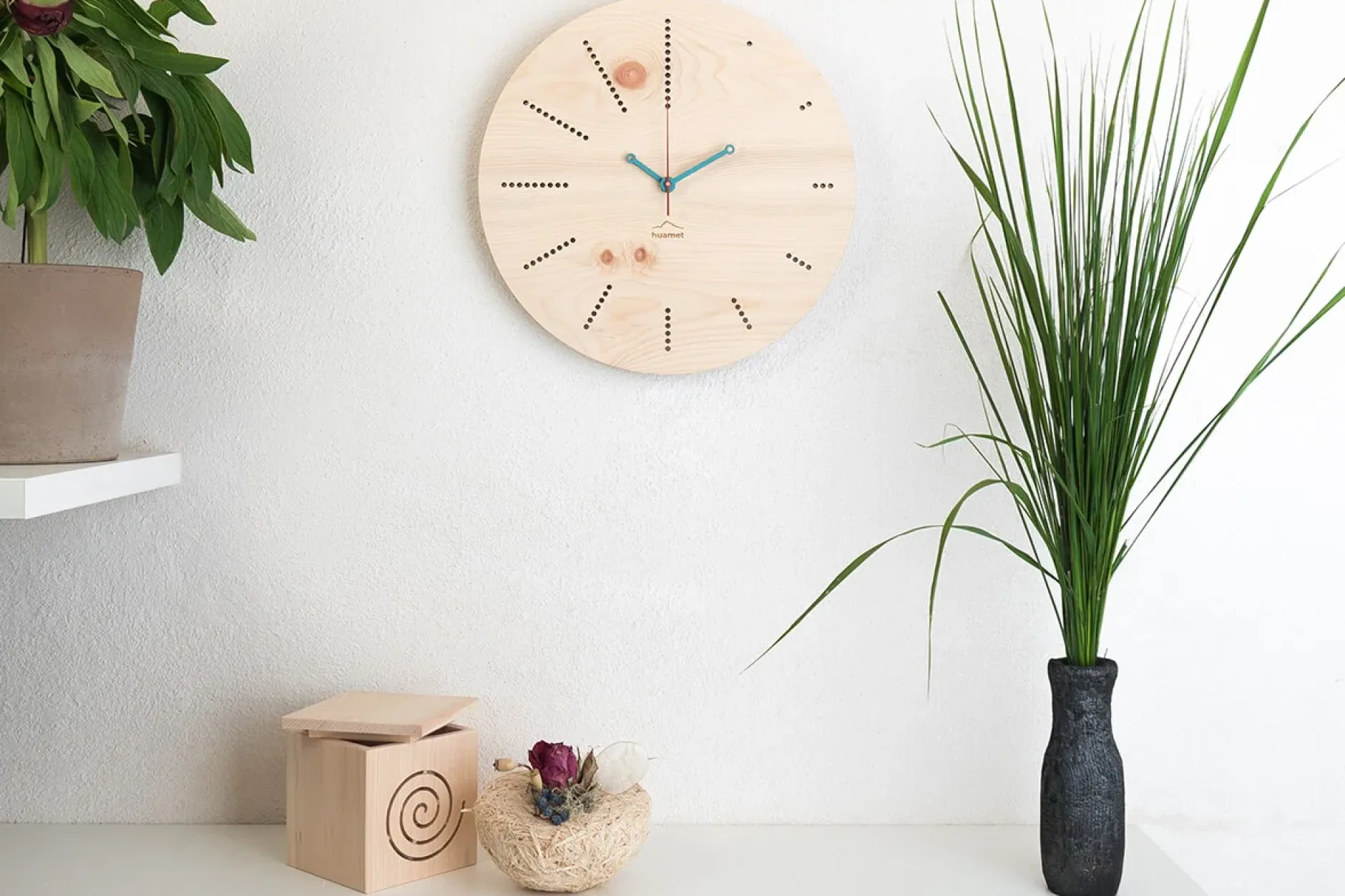 Design Wanduhr 'Azuhr Zirbe rund'