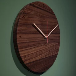 Design Wanduhr 'Bergtouhr Nuss rund'