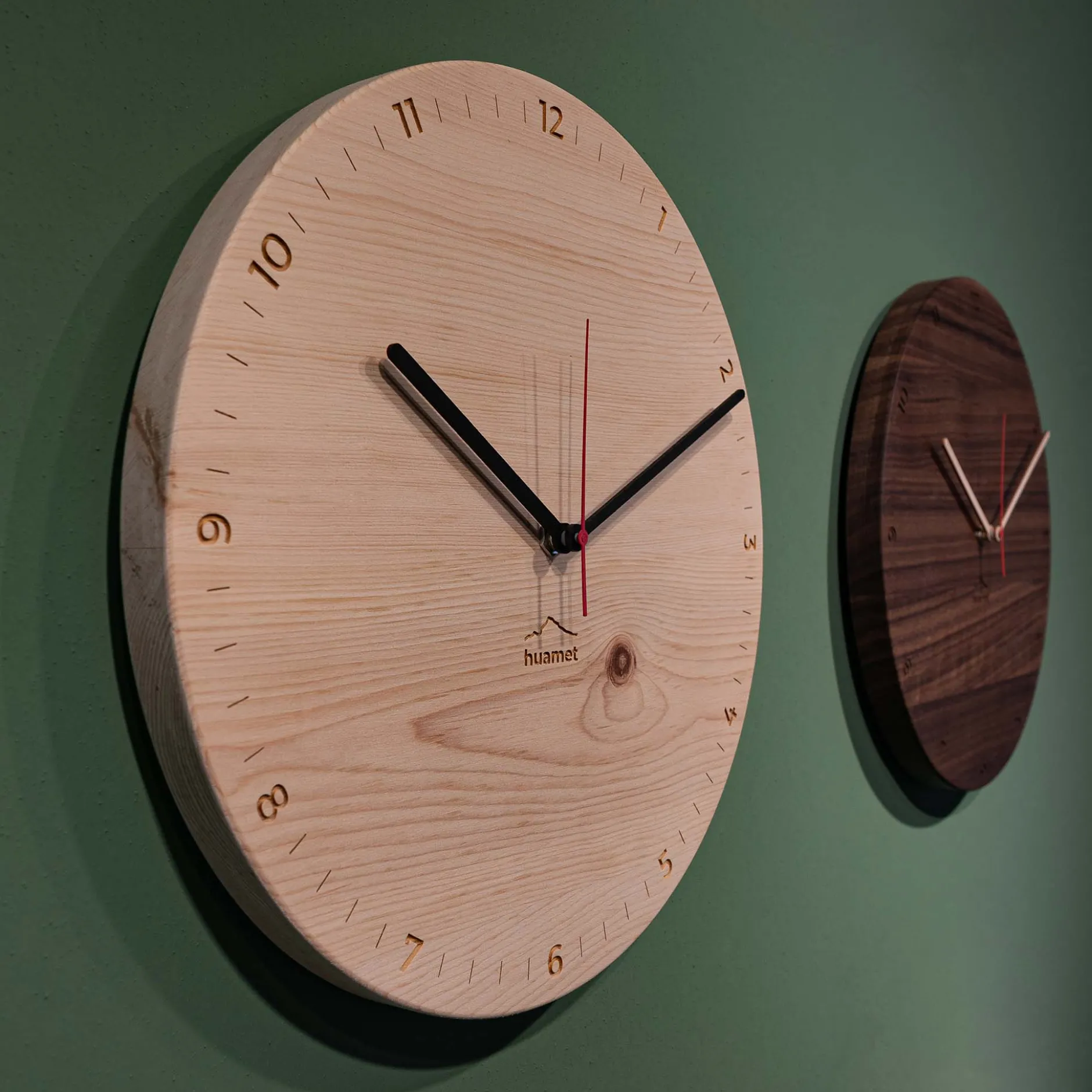 Design Wanduhr 'Bergtouhr Zirbe rund'