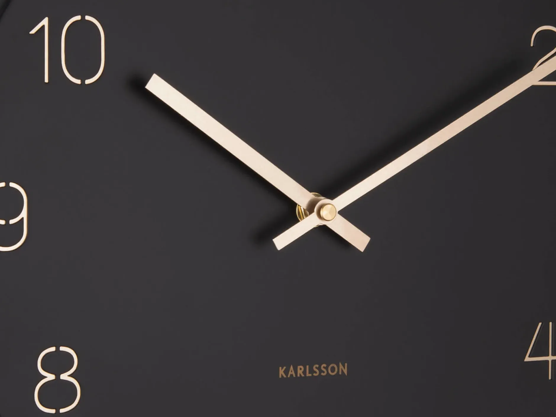 Design Wanduhr 'Charm Engraved Numbers Small'