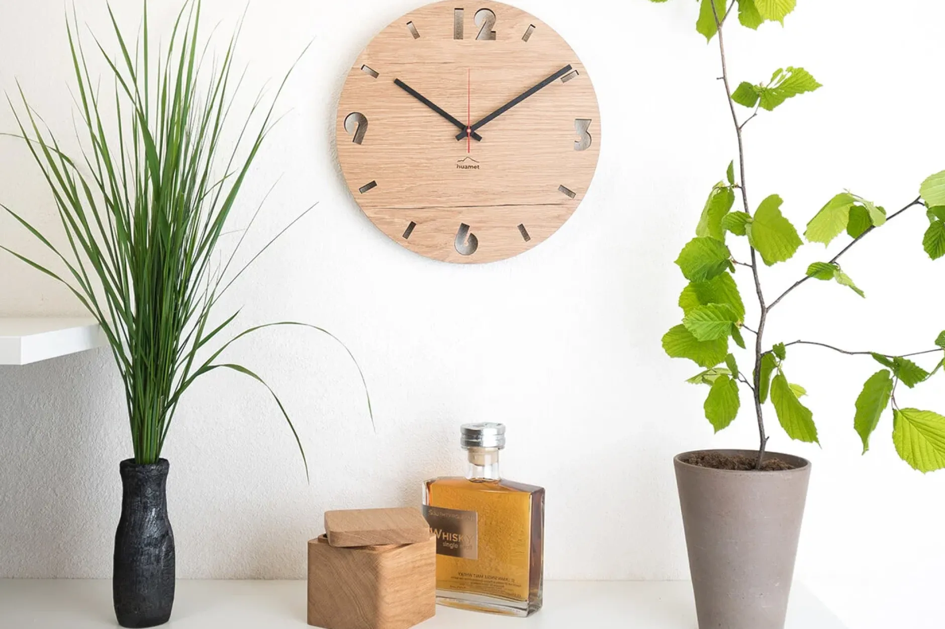 Design Wanduhr 'Duhrchbruch Eiche rund'