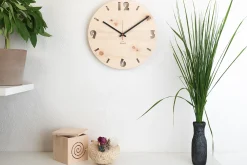 Design Wanduhr 'Duhrchbruch Zirbe rund'