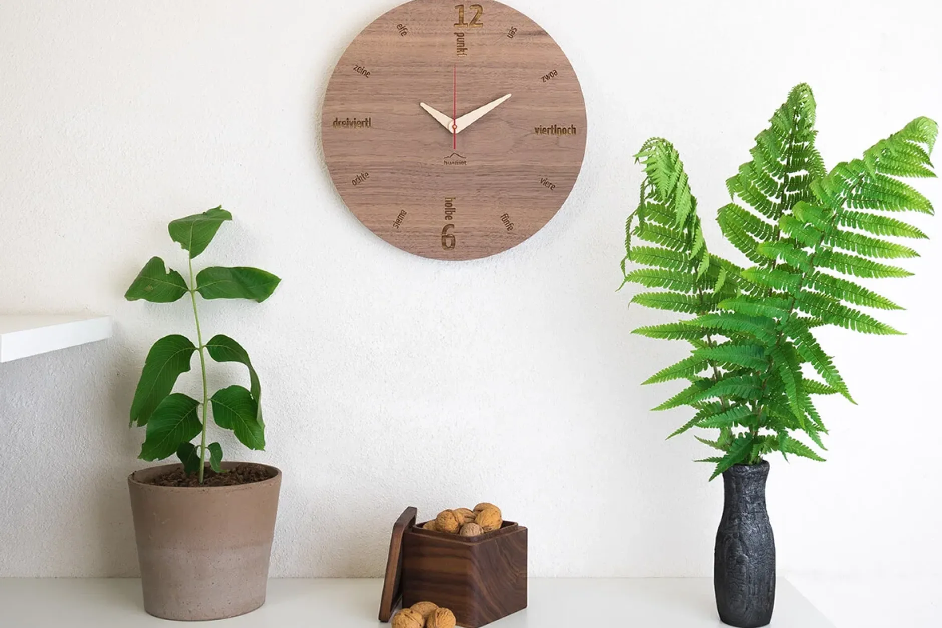 Design Wanduhr 'Kultuhr Nuss rund'