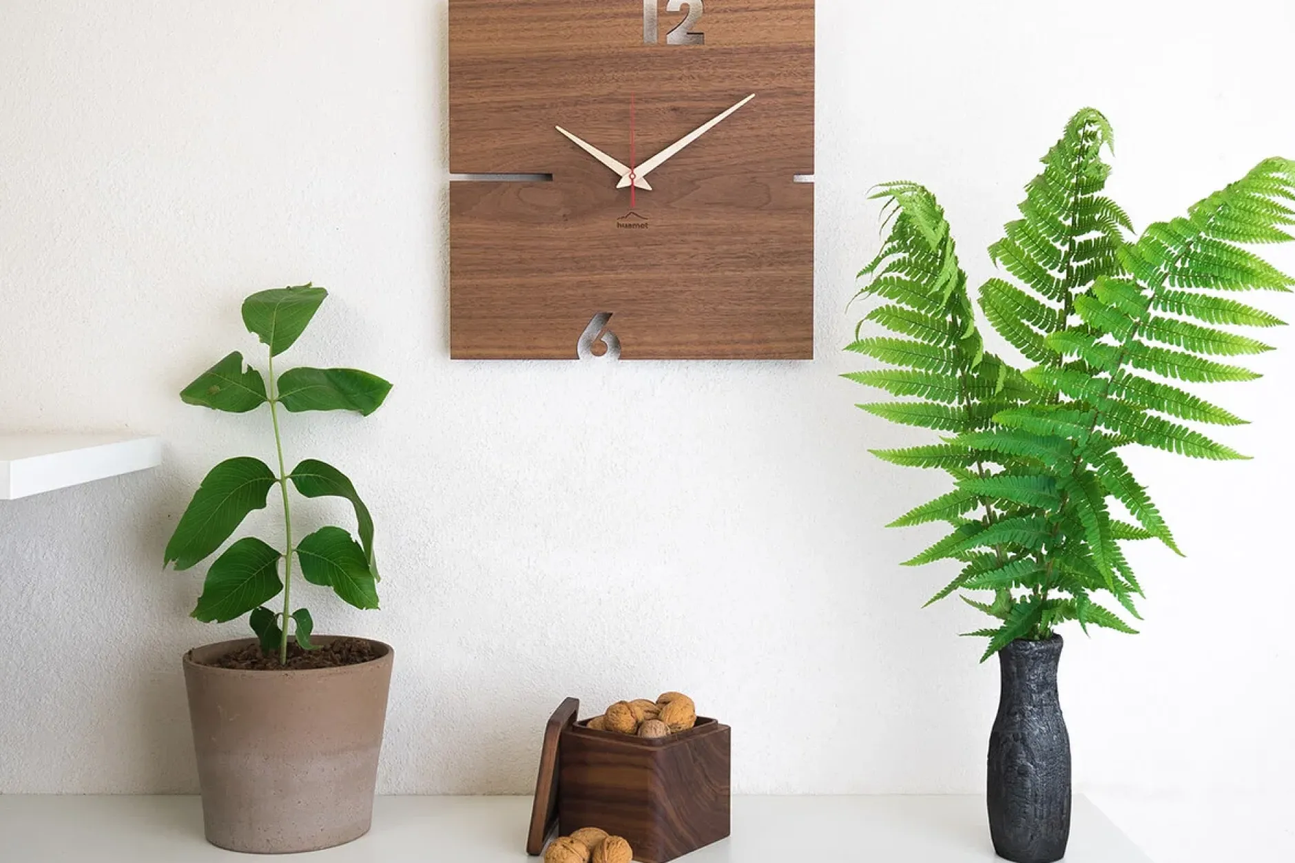 Design Wanduhr 'Puhr Nuss eckig'