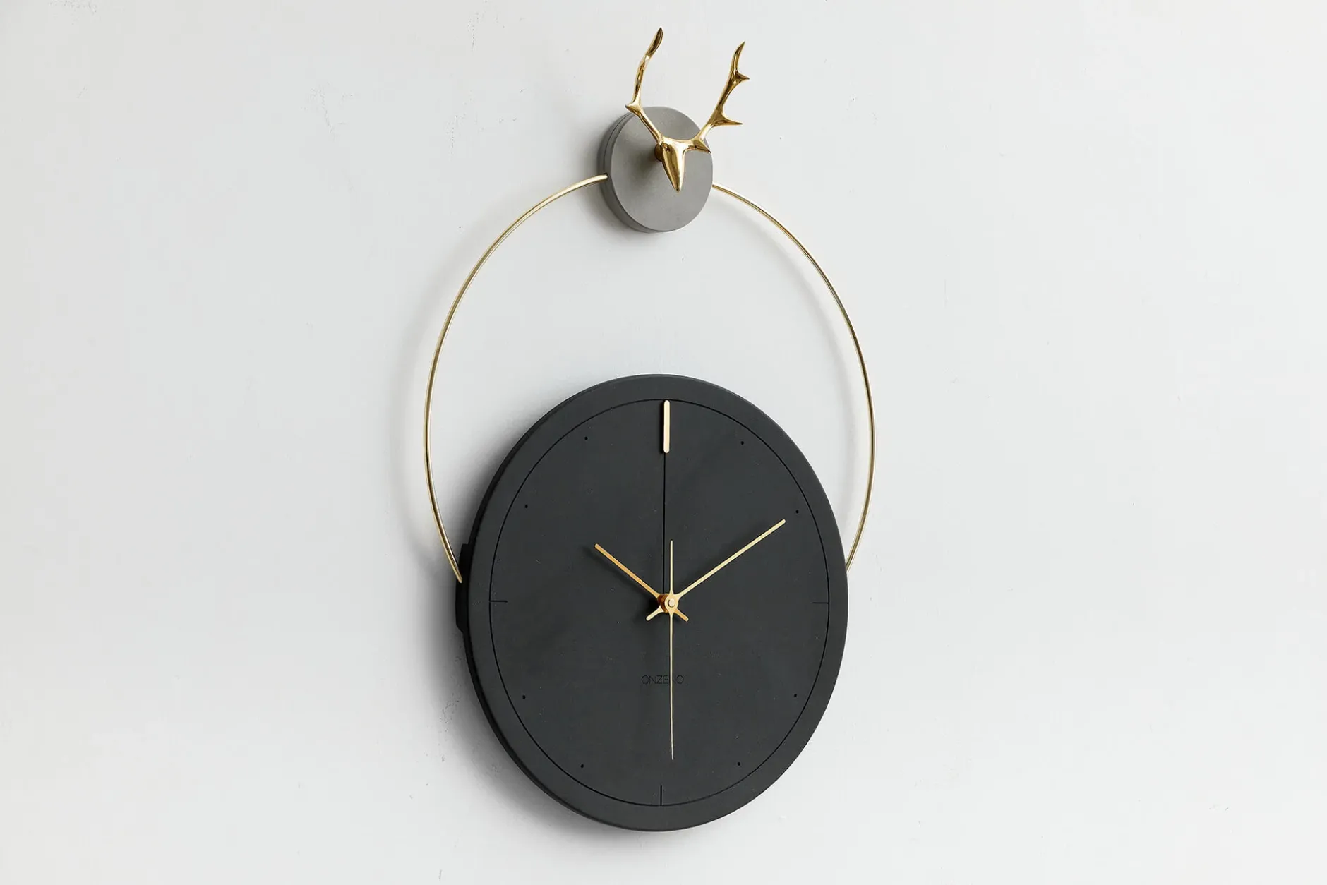 Design Wanduhr 'THE BLACK ANTLER.'