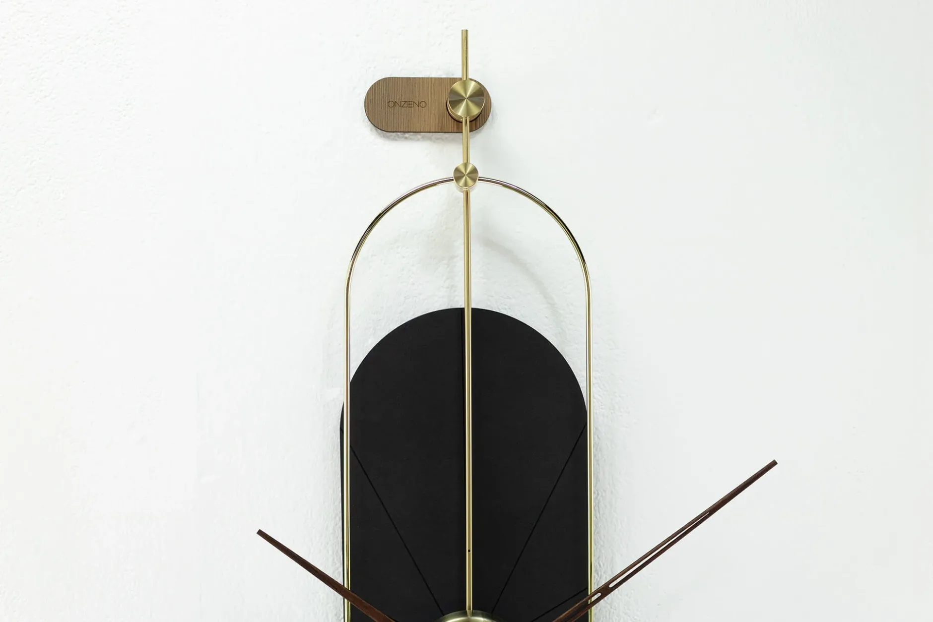 Design Wanduhr 'THE BLACK PLANET.'
