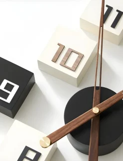 Design Wanduhr 'THE CONTRAST'