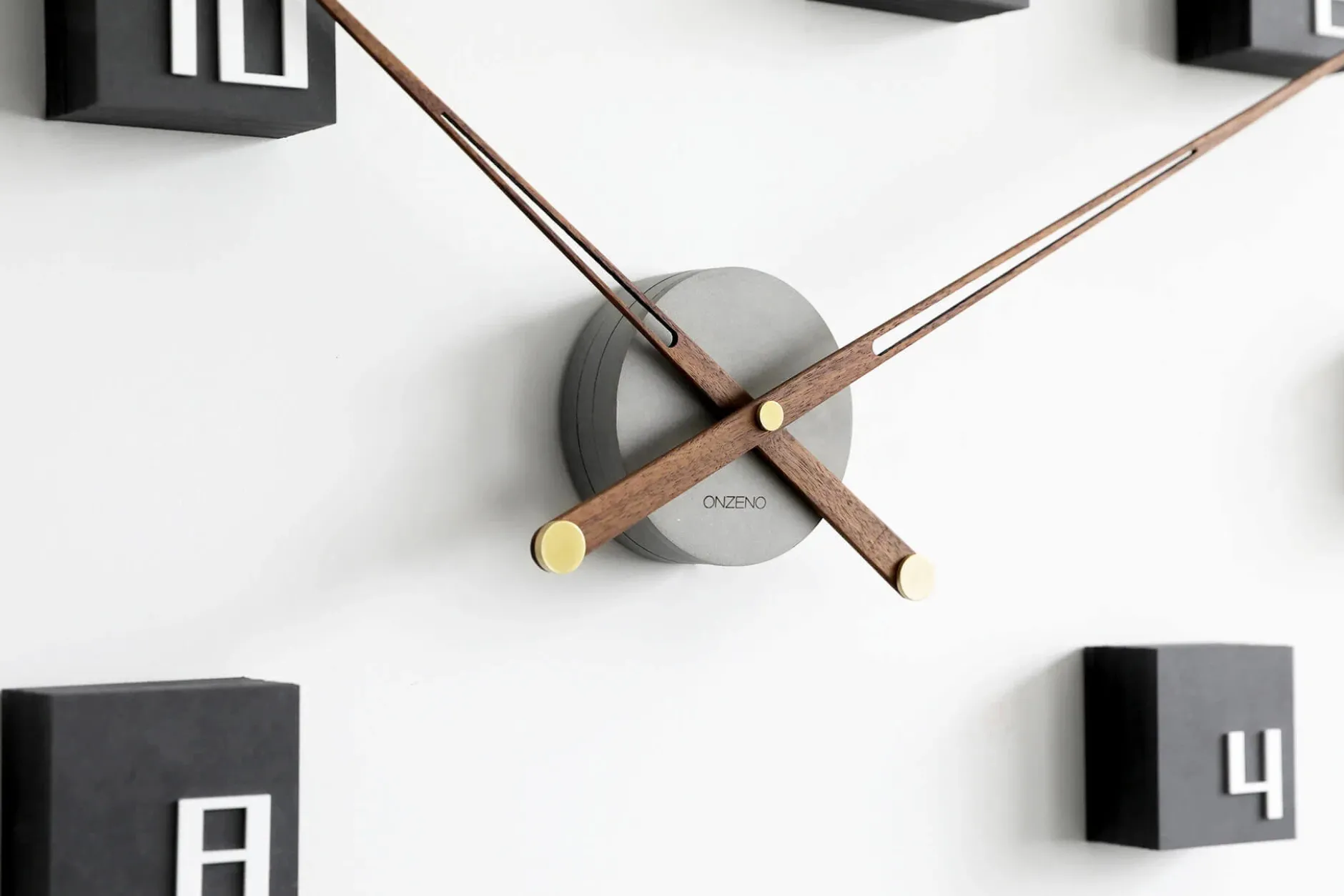 Design Wanduhr 'THE FRAGMENTED.'