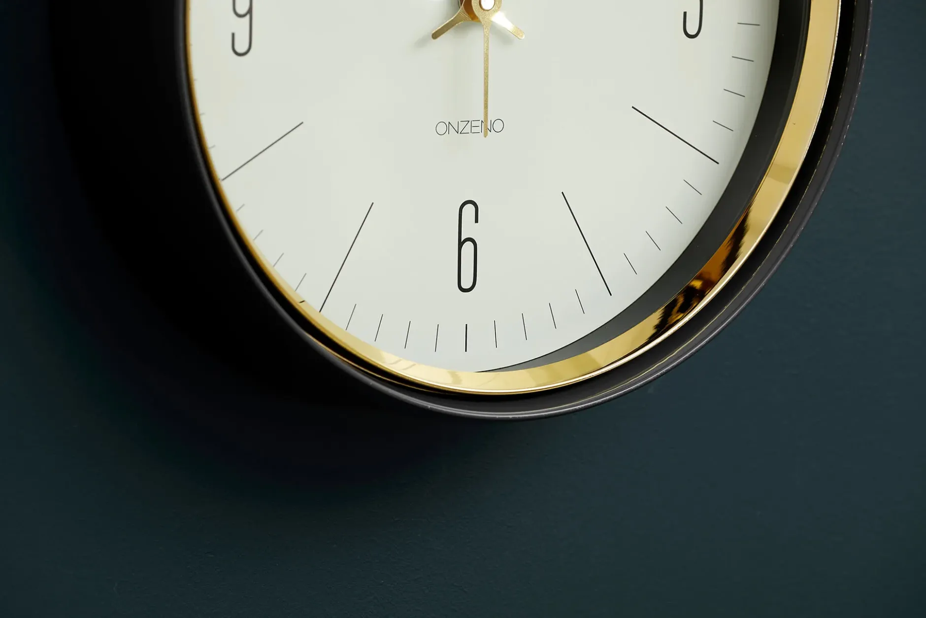 Design Wanduhr 'THE GOLDEN SHINE.'