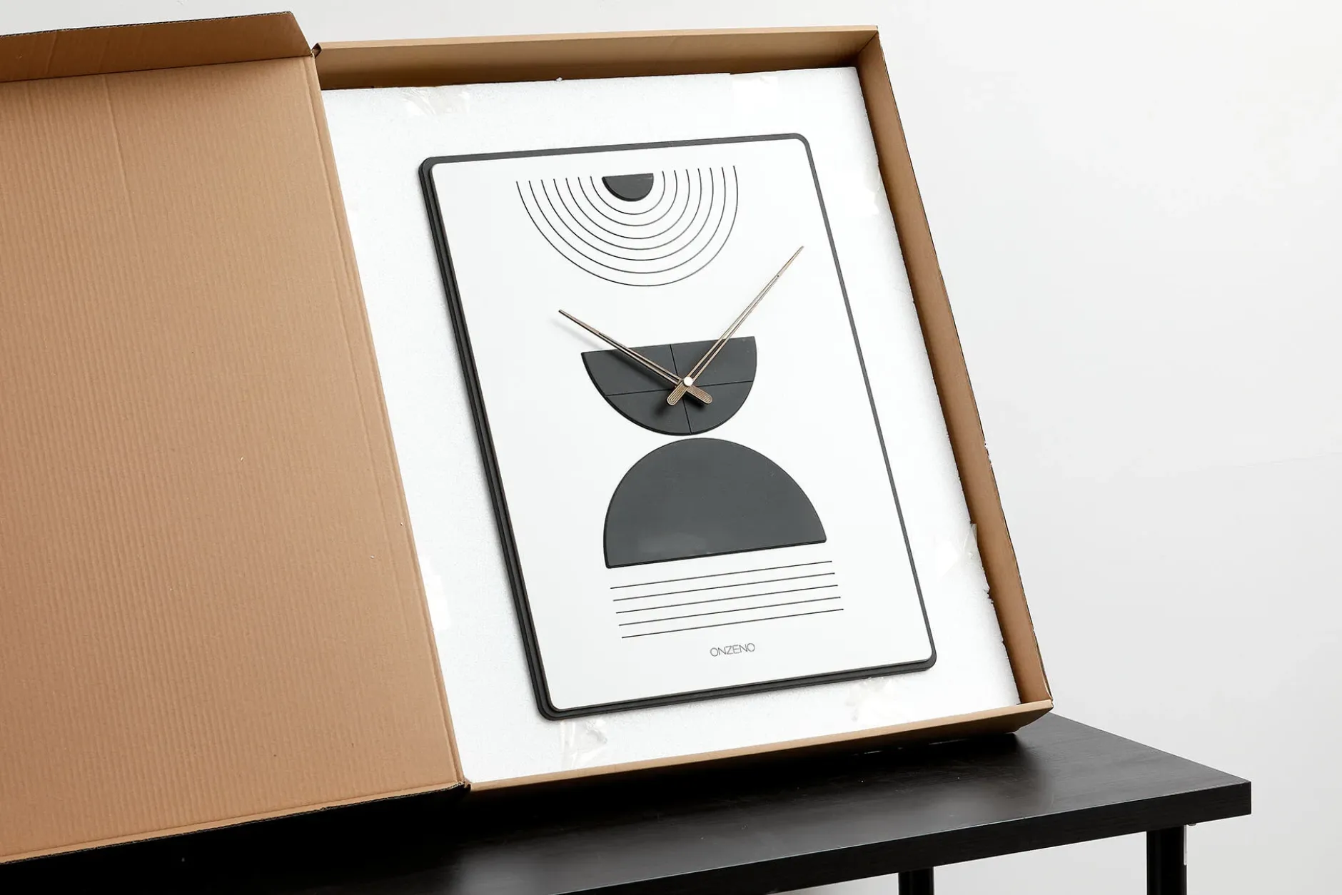 Design Wanduhr 'THE HOURGLASS.'
