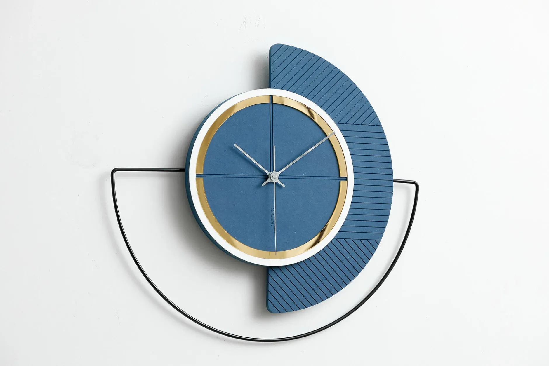 Design Wanduhr 'THE PASSENGER.'