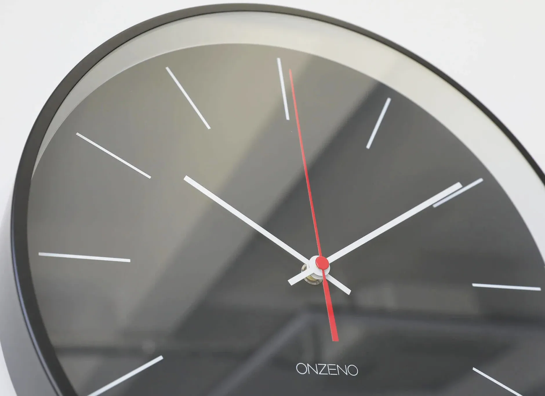 Design Wanduhr 'THE RED ARROW.'