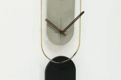 Design Wanduhr 'THE UPSIDE DOWN.'