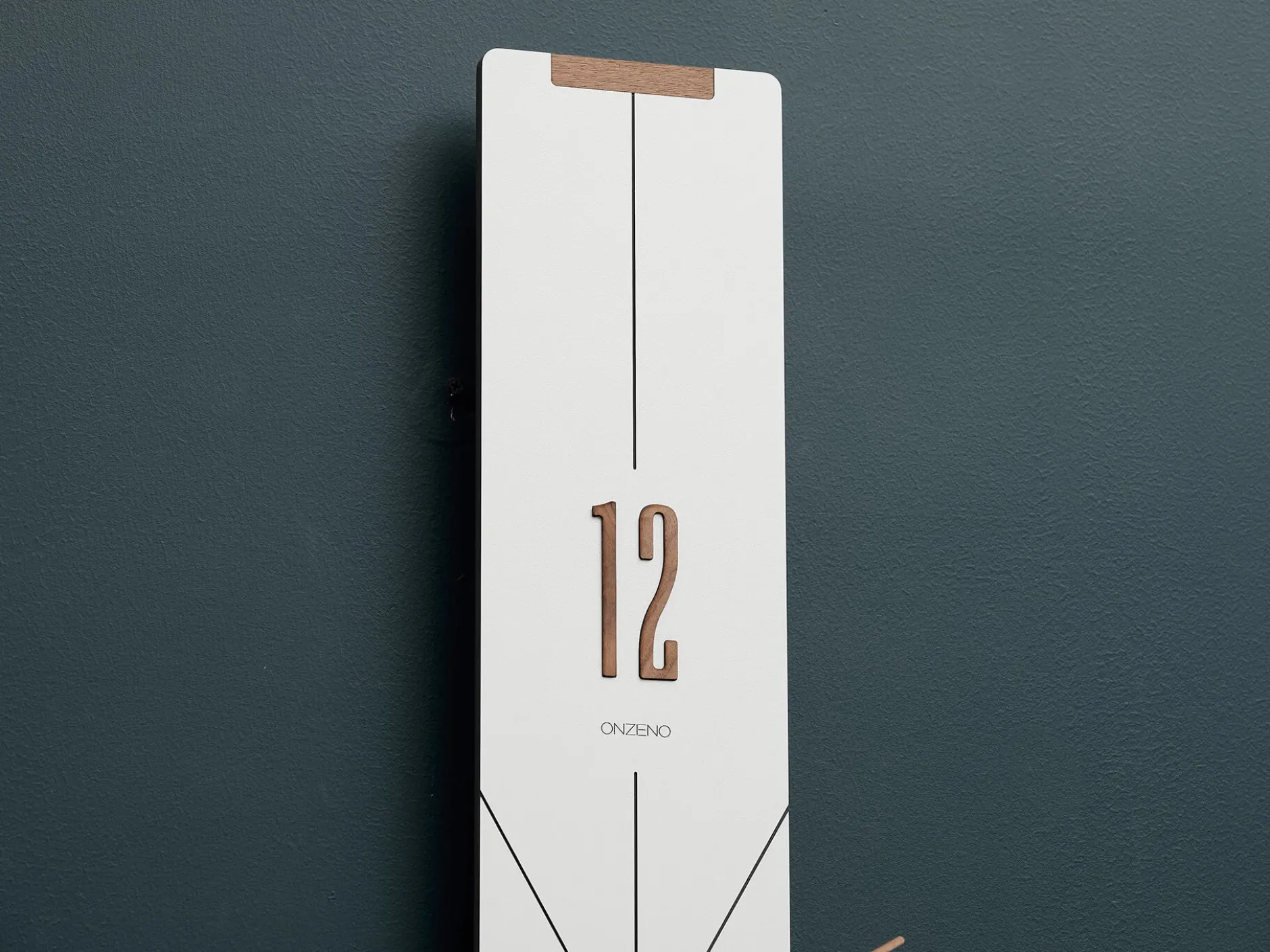 Design Wanduhr 'THE WHITE PENDULUM.'