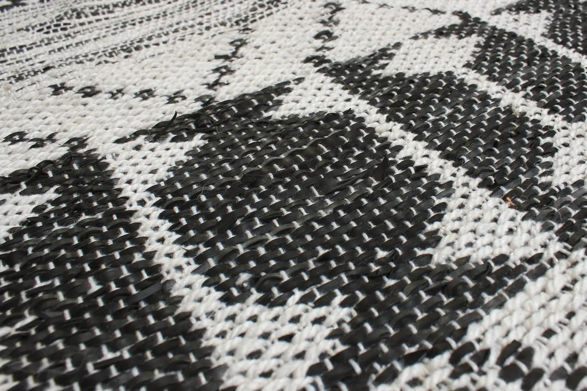 Handgefertigter Teppich 'Alpha und Omega' 160x230cm