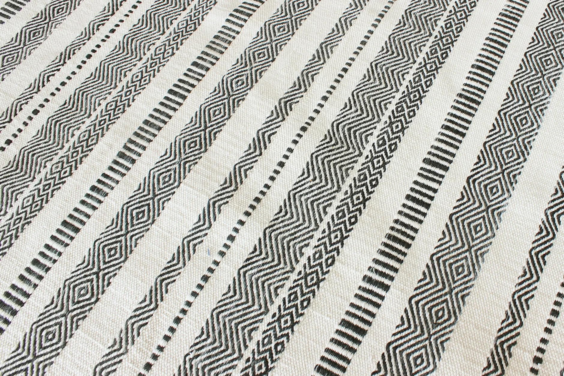 Handgefertigter Teppich 'Mindful Mess' 160x230cm