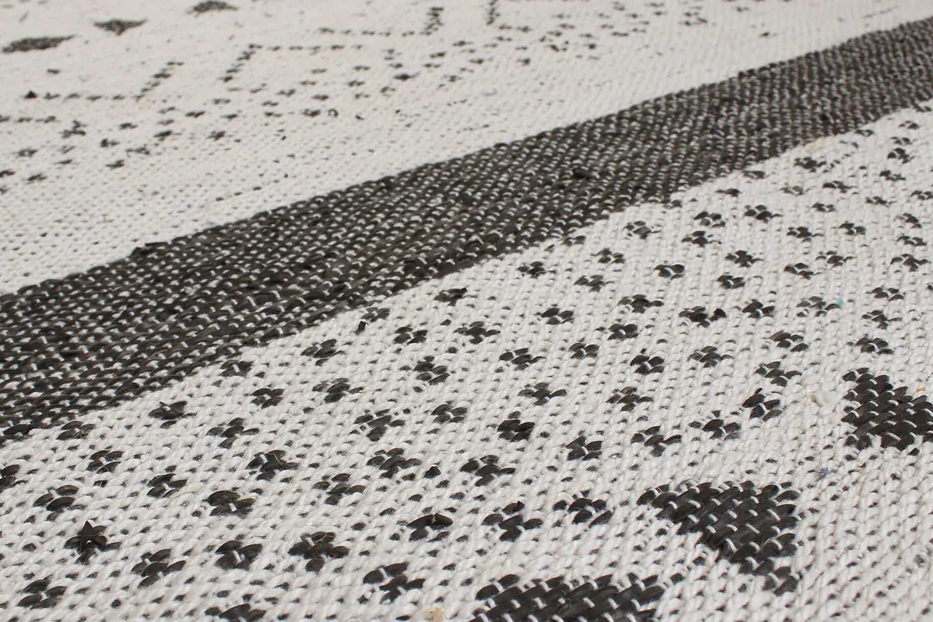 Handgefertigter Teppich 'Snowfall' 160x230cm