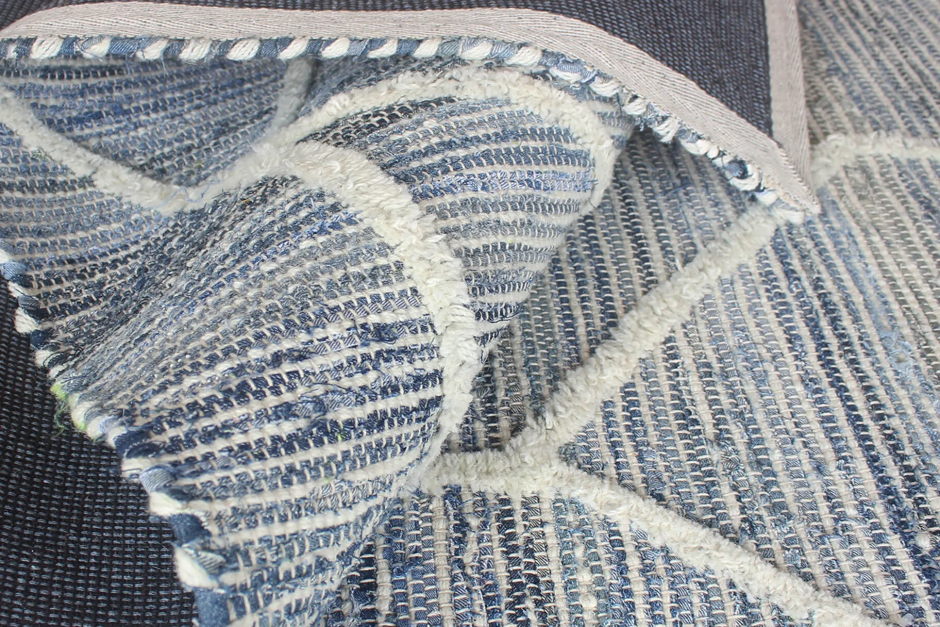 Handgefertigter Teppich 'Soft Borders' 160x230cm