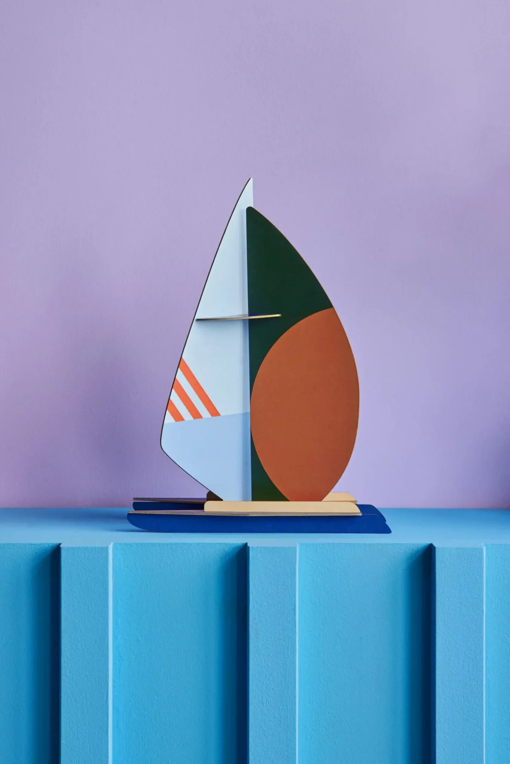 Papierskulptur 'Abstraktes Segelboot'