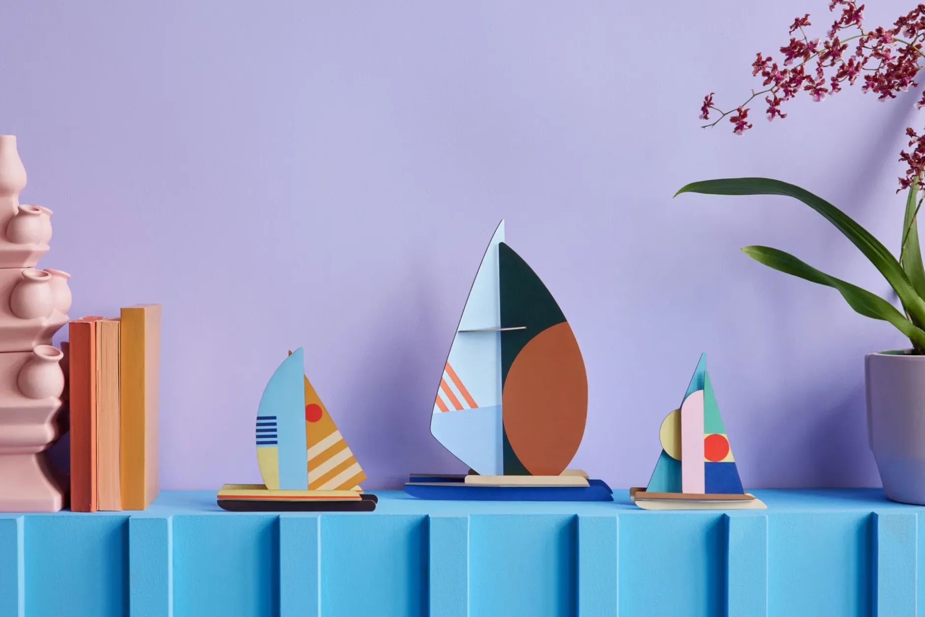 Papierskulptur 'Colocrimson-Segelboot'