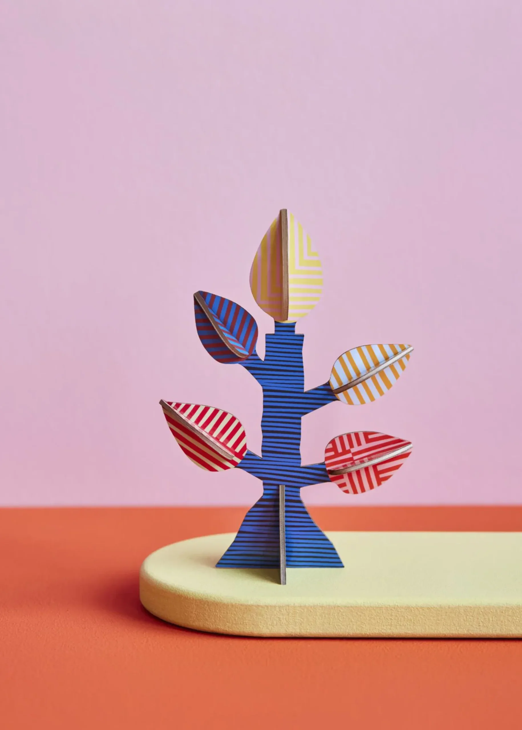 Papierskulptur 'Gestreifter Blattbaum'