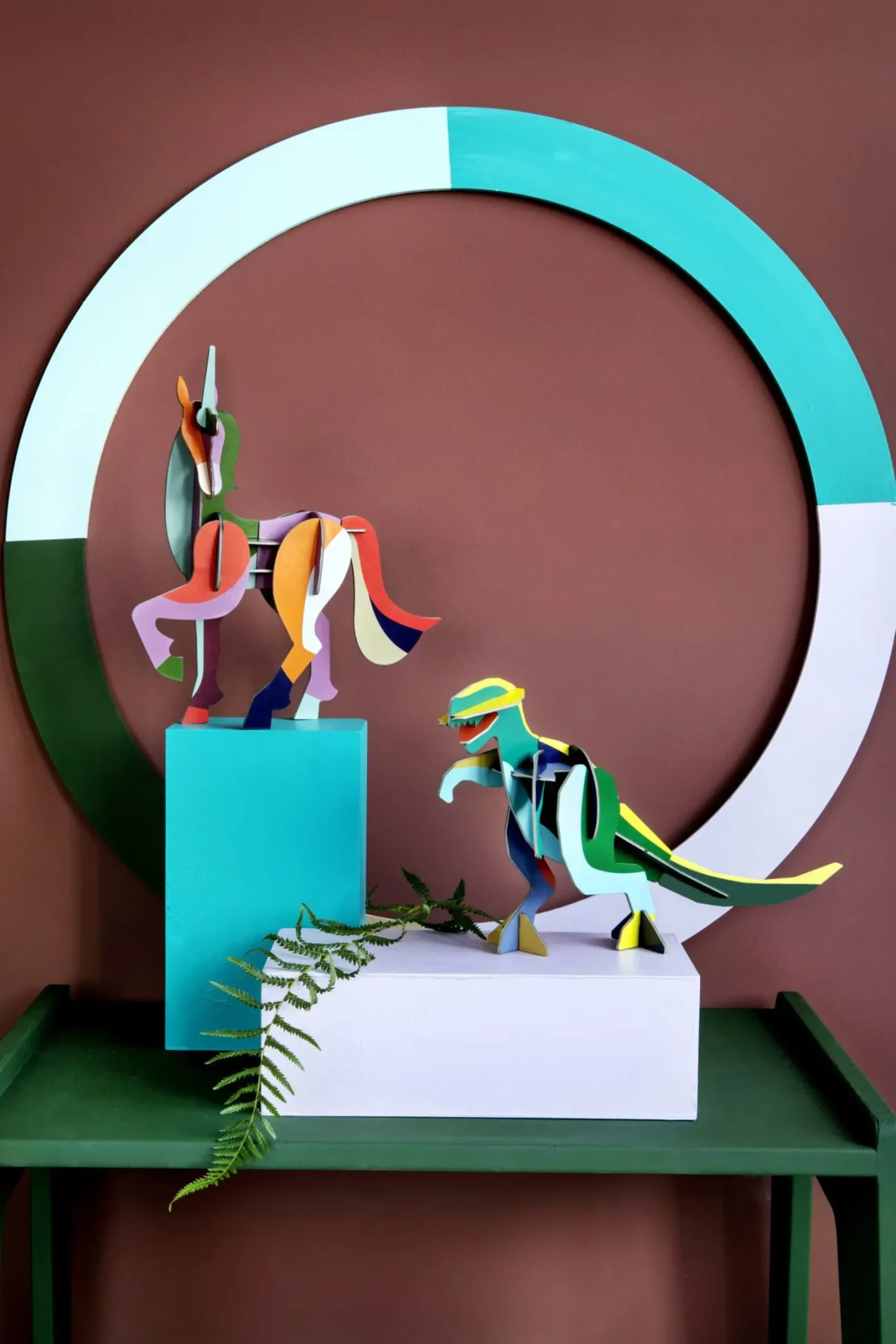 Papierskulptur 'Leuchtender Dino'