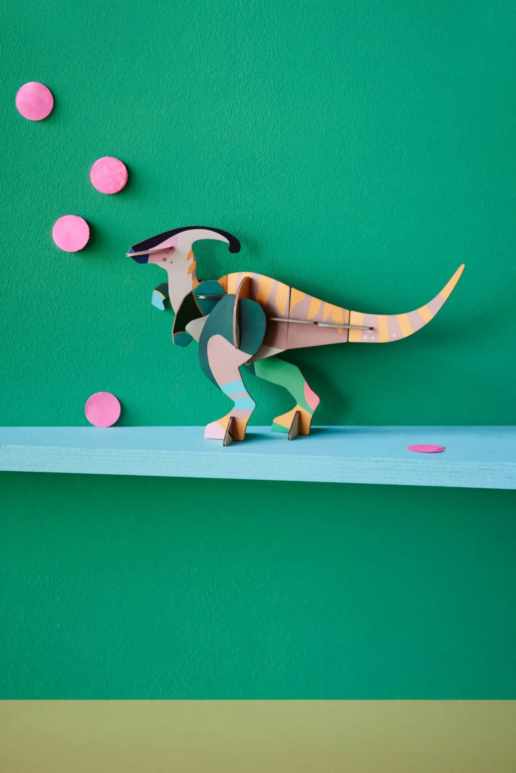 Papierskulptur 'Leuchtender Dino'