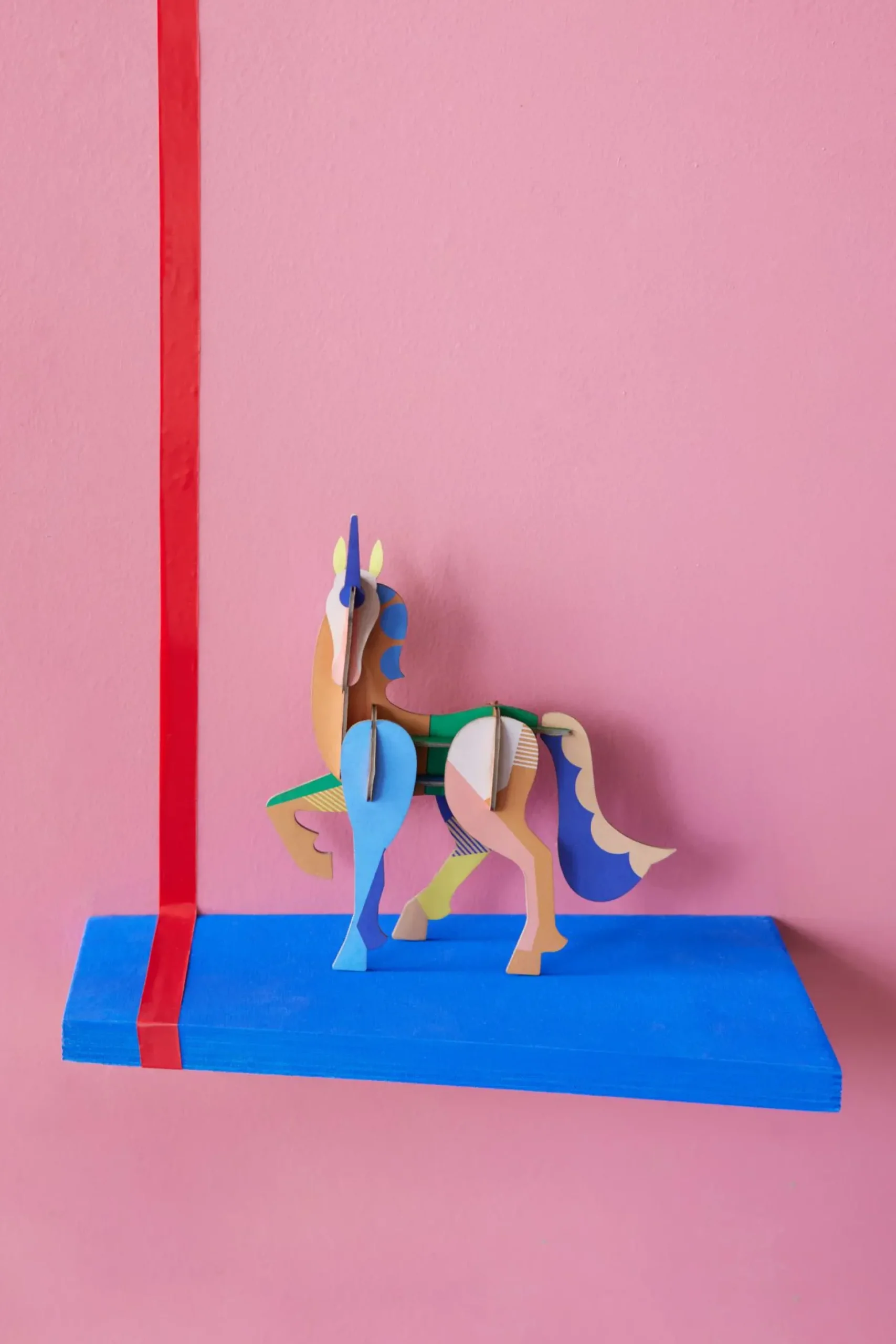 Papierskulptur 'Leuchtendes Einhorn'