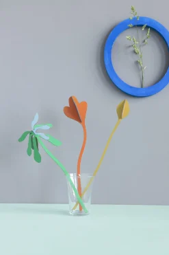 Papierskulptur 'Verspielte Papierstiele'