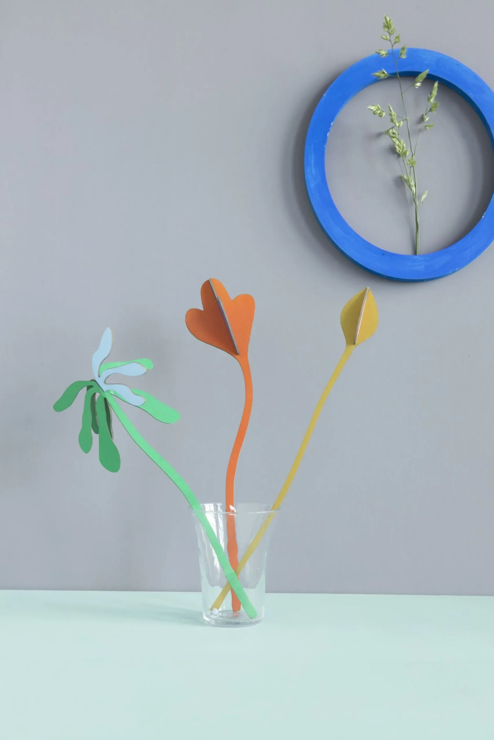 Papierskulptur 'Verspielte Papierstiele'