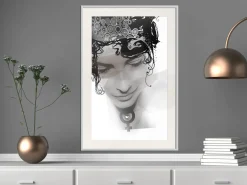 Poster 'Delicate Features'