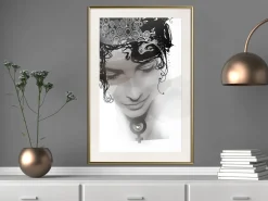 Poster 'Delicate Features'