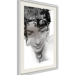 Poster 'Delicate Features'