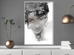 Poster 'Delicate Features'