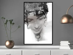Poster 'Delicate Features'