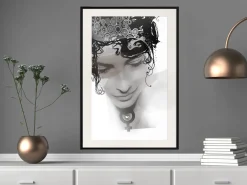 Poster 'Delicate Features'