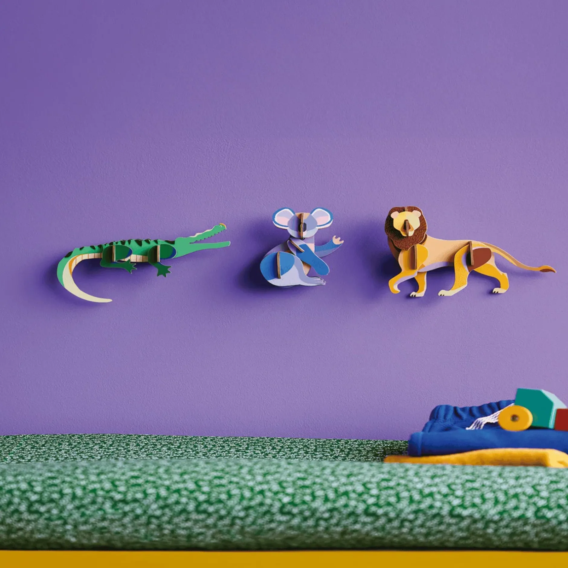 Wanddeko Papier 'Gestreifter Alligator'