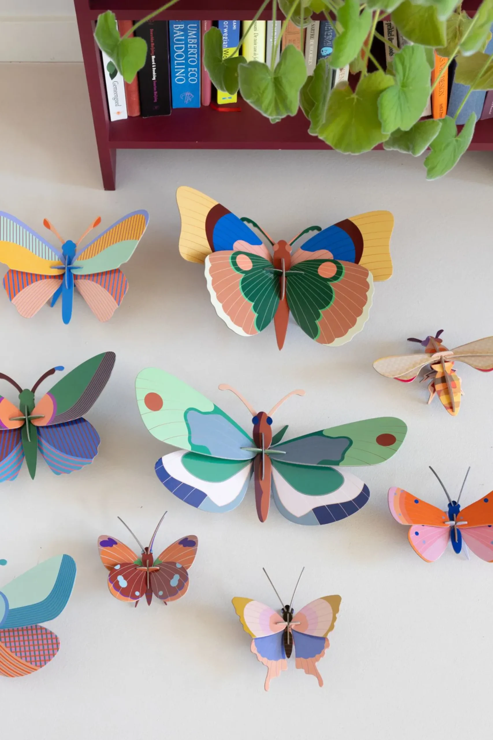 Wanddeko Papier 'Kräftiger Rubin-Schmetterling'