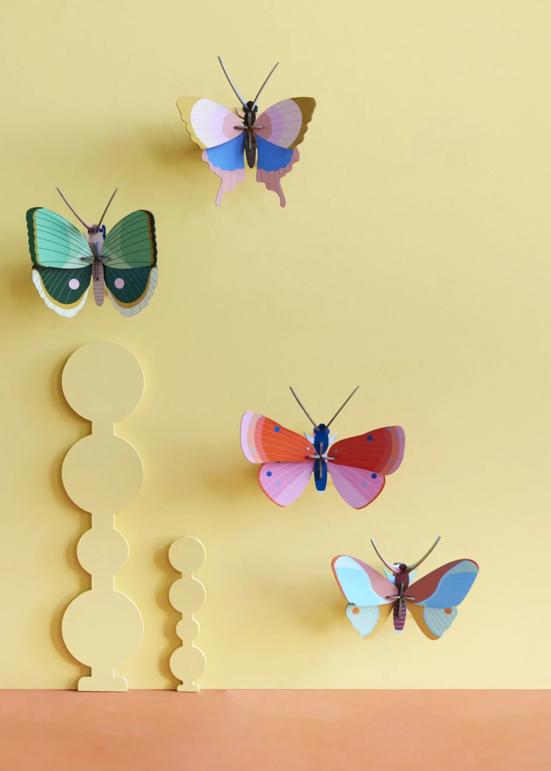 Wanddeko Papier 'Kräftiger Rubin-Schmetterling'