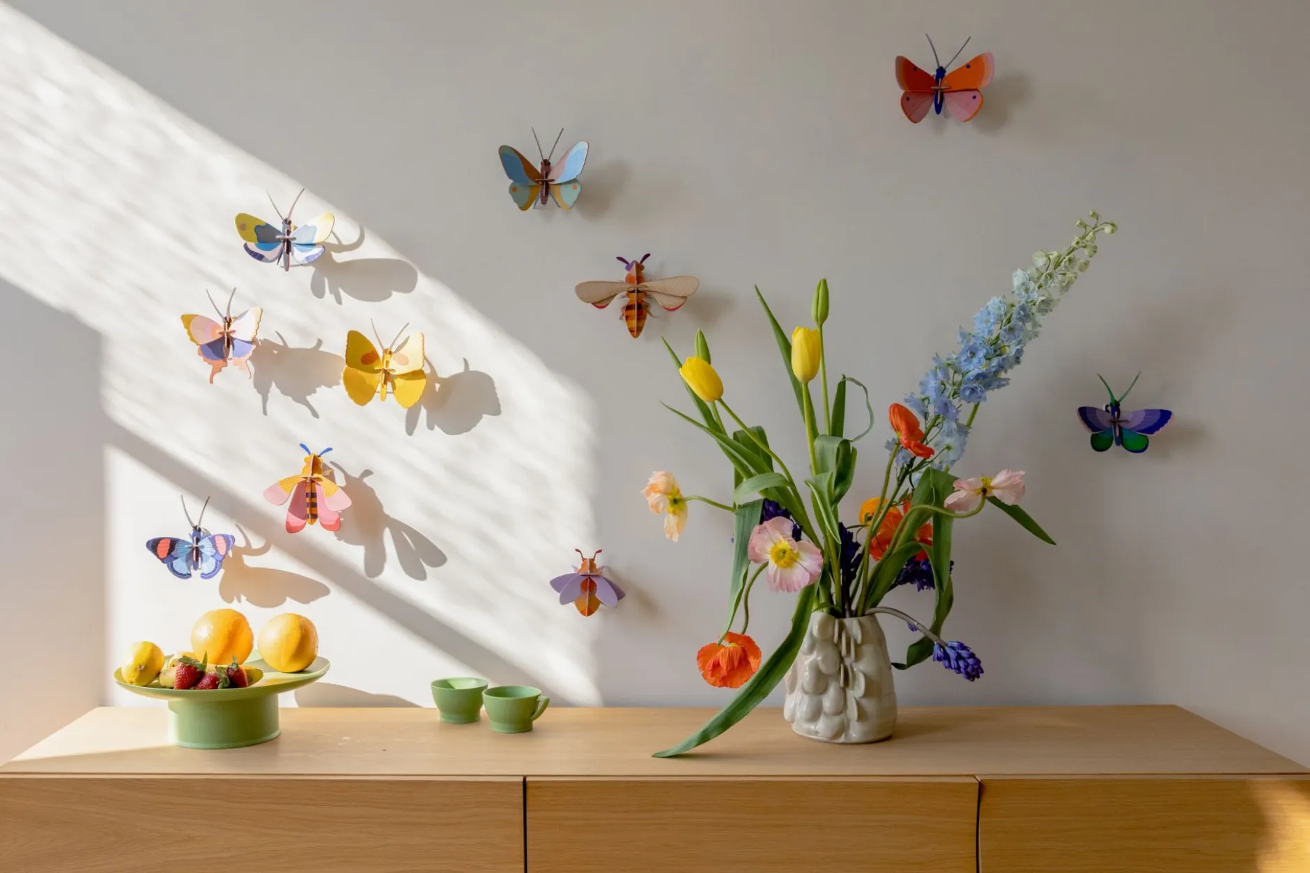 Wanddeko Papier 'Kräftiger Rubin-Schmetterling'
