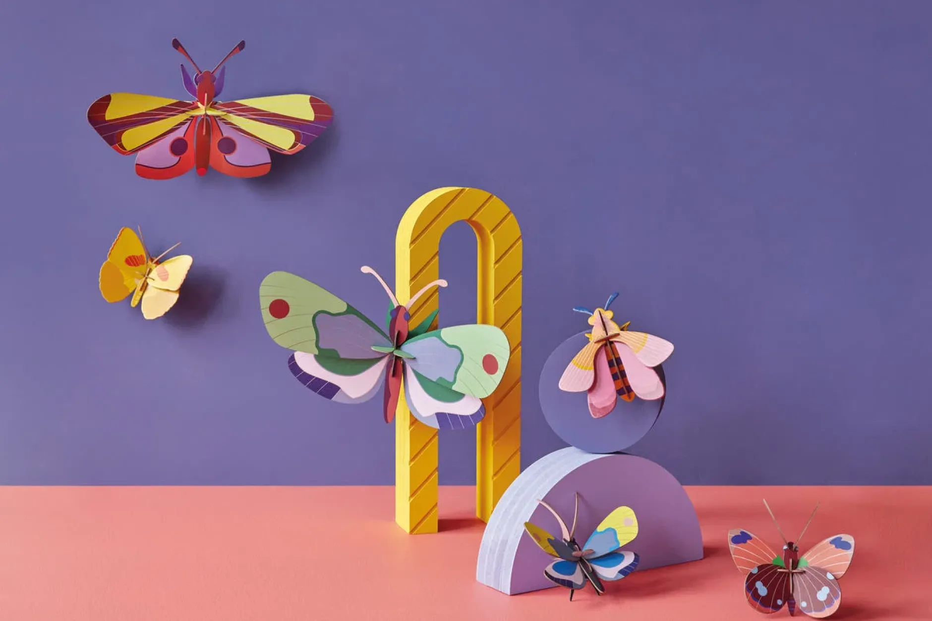 Wanddeko Papier 'Leuchtende Motte'