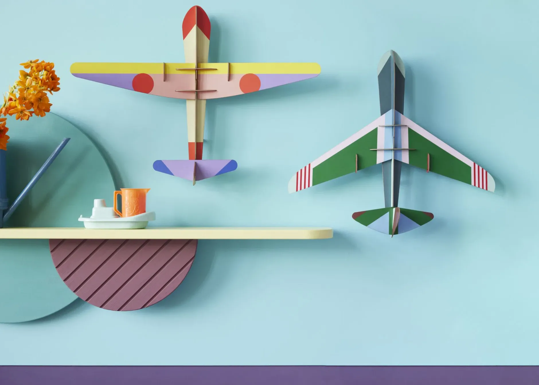 Wanddeko Papier 'Mutiges Flugzeugmodell'