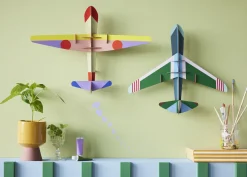 Wanddeko Papier 'Mutiges Flugzeugmodell'