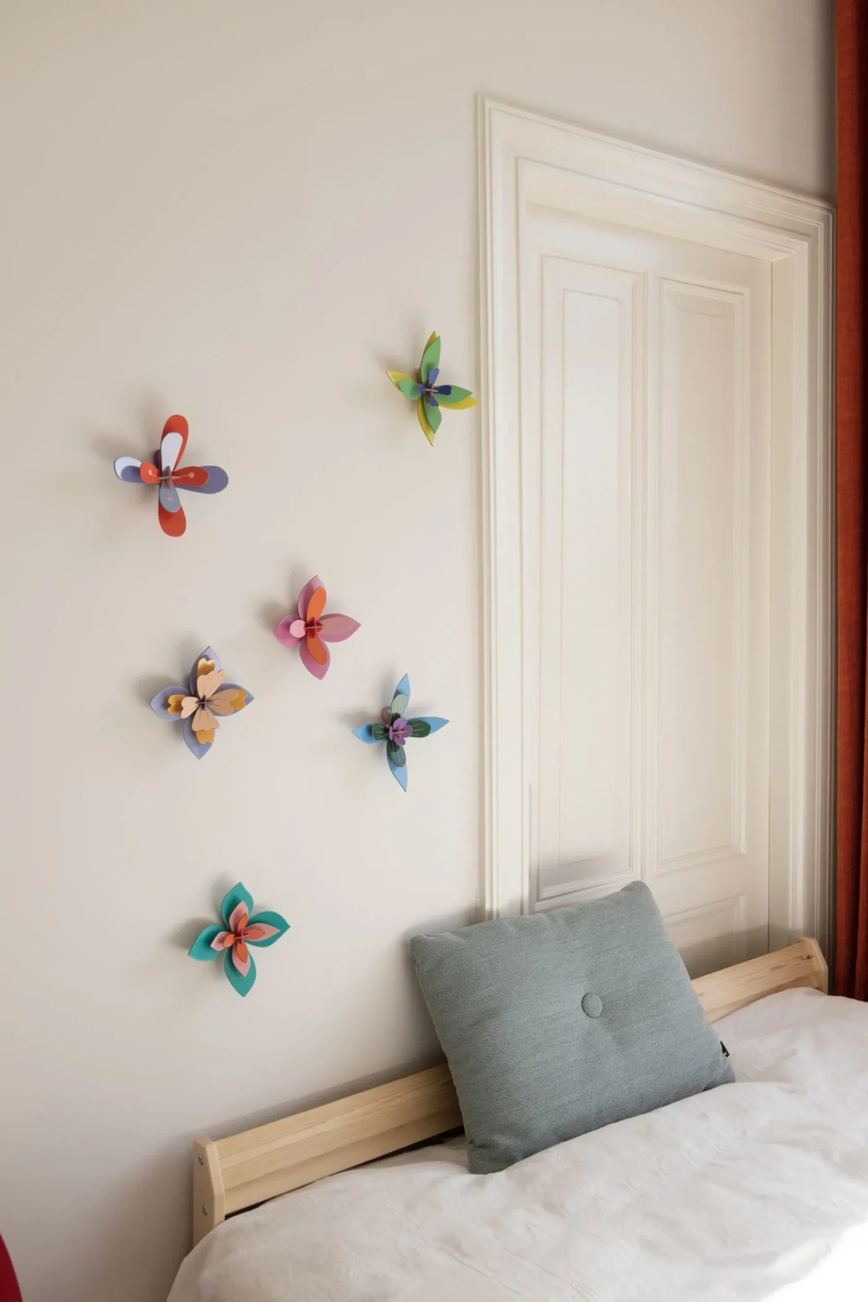 Wanddeko Papier 'Verspielte Blumenbastelei'